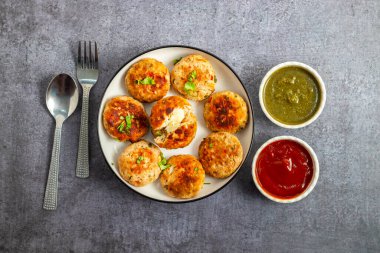 Yumuşak doğranmış tavukla yapılan sulu tavuk peyniri kebabı, erimiş peynirle doldurulmuş, mükemmel ızgara yapılmış, ve naneli turşuyla sıcak servis edilmiş..