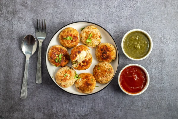 Yumuşak doğranmış tavukla yapılan sulu tavuk peyniri kebabı, erimiş peynirle doldurulmuş, mükemmel ızgara yapılmış, ve naneli turşuyla sıcak servis edilmiş..