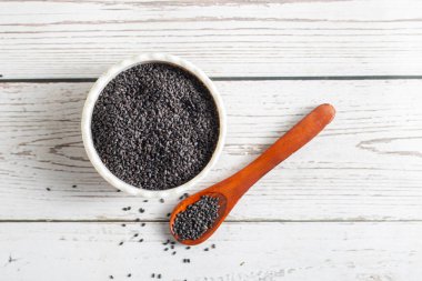 Sabja tohumları küçük, serinletici, sırılsıklam olduğunda jelatinimsi, ferahlatıcı dokular, sindirim faydaları, içeceklerde, tatlılarda ve sağlıklı yaz tariflerinde çok yönlülük sunar..