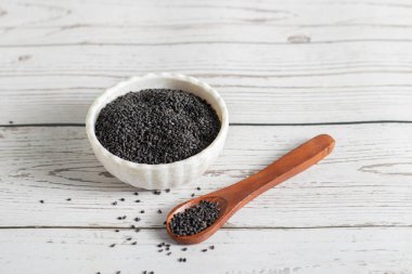 Sabja tohumları küçük, serinletici, sırılsıklam olduğunda jelatinimsi, ferahlatıcı dokular, sindirim faydaları, içeceklerde, tatlılarda ve sağlıklı yaz tariflerinde çok yönlülük sunar..