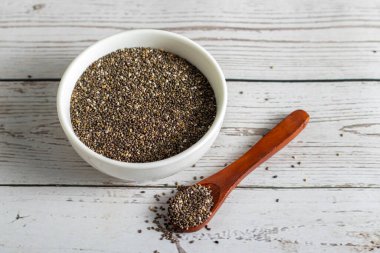 Chia tohumları, lif, omega-3, protein, antioksidan, sindirim, enerji, hidrasyon ve genel refahı doğal olarak teşvik eden besin zengini küçük süper gıdalardır..