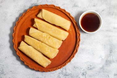 Patishapta Pitha, içinde hindistancevizi, jaggery veya khoya ile dolu ince pirinç unlu kreplerin yer aldığı geleneksel Bengali tatlısıdır. Festivaller, kutlamalar ve kış boyunca nazikçe katlanmış ve sıcak sunulmuştur..