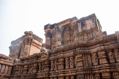 Konark Güneş Tapınağı 'nın entrika oymalı kumtaşı duvarları görkemli bir şekilde yükselir, Kalinga mimarisi, mitolojik heykeller ve antik Odisha zanaat mirası sergilenir..