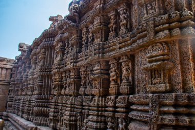 Konark Güneş Tapınağı 'nın entrika oymalı kumtaşı duvarları görkemli bir şekilde yükselir, Kalinga mimarisi, mitolojik heykeller ve antik Odisha zanaat mirası sergilenir..