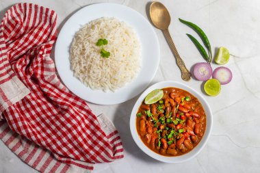Rajma chawal, Kuzey Hindistan 'da ailelerin sevdiği buharda pişmiş pirinçle servis edilen körili fasulye yemeğidir..