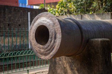 Bishnupur, Bankura, Batı Bengal, Hindistan 'daki Dalmadal topu, Malla hanedanının askeri gücünü ve mirasını sembolize eden büyük bir tarihi top mermisidir..