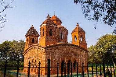 Shyamray Tapınağı Bishnupur, Bankura, Batı Bengal, Hindistan 'da, klasik bir terracotta tapınağıdır. Enfes oymalar, Panchratna mimarisi ve Vaishnavite mirası sergilenmektedir..
