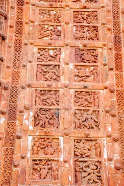 Jor Bangla Tapınağı 'ndaki anlatı terasotta panellerinde Malla dönemi sosyal hayatı, mitolojisi ve sanatsal ustalığı yansıtan savaşçılar, avcılar, hayvanlar ve dinamik sahneler yer alıyor..