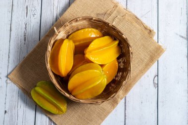 Yıldız meyvesi, kıtır kıtır kıtır, tatlı tart aromalı ve kesildiğinde kendine özgü yıldız şekilli dilimleri olan tropikal, sulu bir meyvedir..