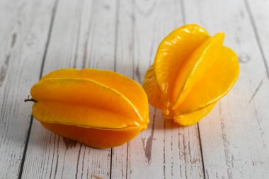 Yıldız meyvesi, kıtır kıtır kıtır, tatlı tart aromalı ve kesildiğinde kendine özgü yıldız şekilli dilimleri olan tropikal, sulu bir meyvedir..