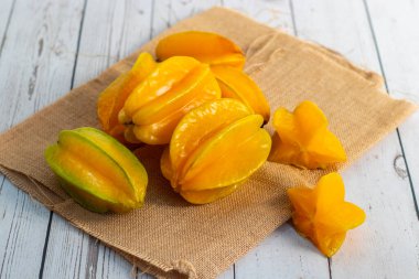 Yıldız meyvesi, kıtır kıtır kıtır, tatlı tart aromalı ve kesildiğinde kendine özgü yıldız şekilli dilimleri olan tropikal, sulu bir meyvedir..