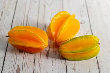 Yıldız meyvesi, kıtır kıtır kıtır, tatlı tart aromalı ve kesildiğinde kendine özgü yıldız şekilli dilimleri olan tropikal, sulu bir meyvedir..