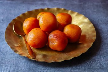 Gulab Jamun yumuşak, bol yağda kızartılmış, kokulu şeker şurubuna batırılmış zengin, sulu ve geleneksel olarak sıcak servis edilen bir Hint tatlısıdır..