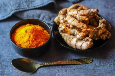 Zerdeçal ve zerdeçal tozu, lezzet, renk, ilaç ve geleneksel sağlık uygulamalarında yaygın olarak kullanılan köklerden elde edilen altın baharatlardır..