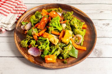 Taze dolmalık biber, havuç, brokoli ve baharatlı soya soslu fasulye ile rengarenk sebze kızartması..