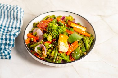 Taze dolmalık biber, havuç, brokoli ve baharatlı soya soslu fasulye ile rengarenk sebze kızartması..