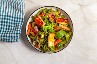 Taze dolmalık biber, havuç, brokoli ve baharatlı soya soslu fasulye ile rengarenk sebze kızartması..