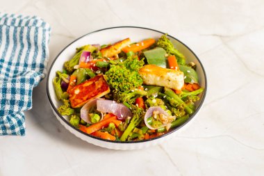 Taze dolmalık biber, havuç, brokoli ve baharatlı soya soslu fasulye ile rengarenk sebze kızartması..