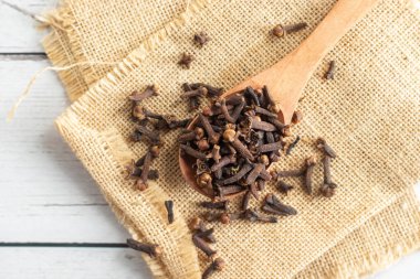 Karanfiller kurutulmuş aromatik çiçek tomurcuklarıdır. Güçlü ve ılık aromalı. Genellikle pişirme, pişirme, bitkisel ilaçlar ve baharat karışımlarında kullanılır..