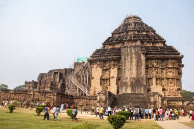 Turistler 19 Aralık 2025 'te Hindistan' ın Puri kenti yakınlarındaki Konark Güneş Tapınağı Kompleksini ziyaret ederler.