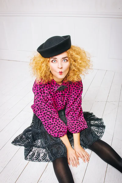 Moda vintage kadın şapka içinde