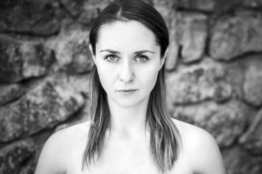 Genç bir kadının siyah beyaz portresi