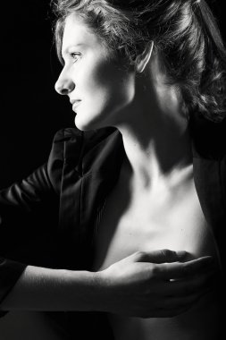 Çıplak bir kız portresi siyah ve beyaz