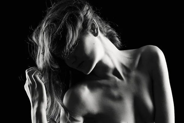 Çıplak bir kız portresi siyah ve beyaz