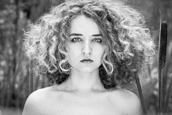 Siyah beyaz portre çekici kız