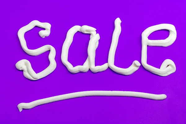 Продажная вывеска на фиолетовом фоне — стоковое фото