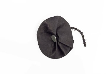 El yapımı siyah deri broş