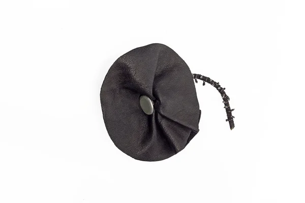 El yapımı siyah deri broş