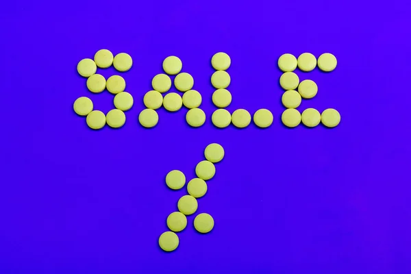 Satış işareti sarı şekerleri ile giyinmiş