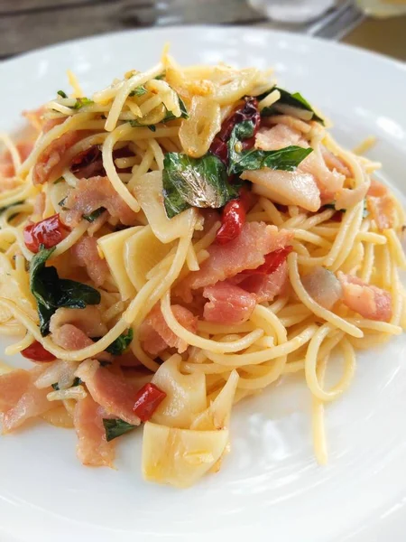 Tayland tadında beyaz tabak baharatlı spagetti.