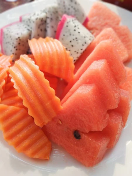 Bir tabakta karpuz, papaya ve ejderha meyvesiyle karıştırılmış..