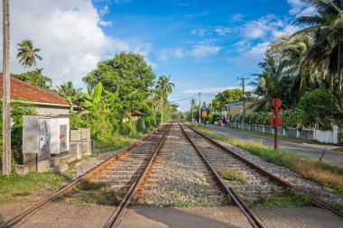 Demiryolu ortasında küçük bir kasaba.