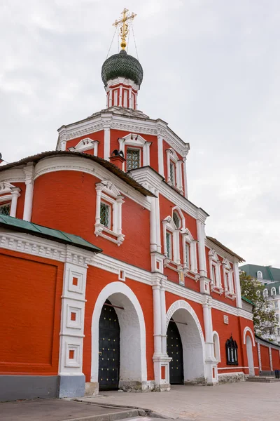 Zachatievskiy klooster. De hoofdingang. — Stockfoto