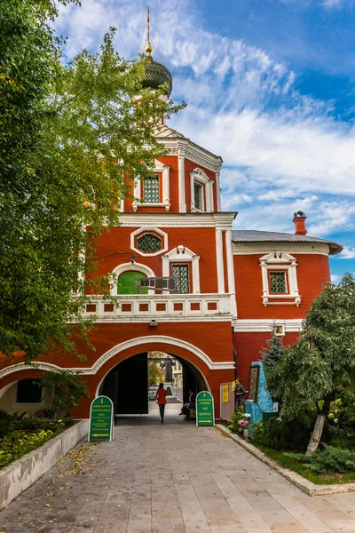 Monastère Zachatievskiy. L'entrée principale . — Photo