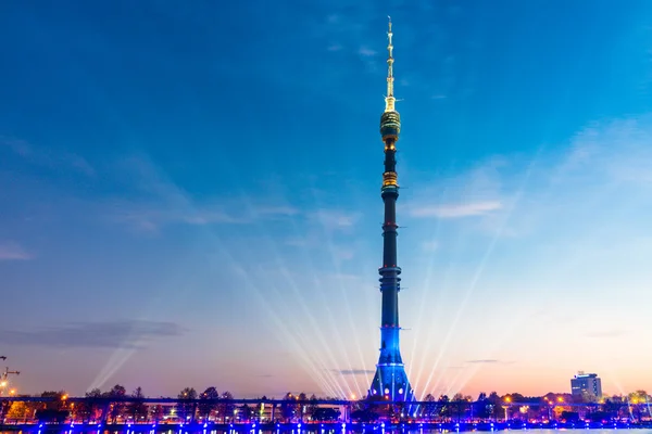 Televizní věž Ostankino. Zahájení mezinárodního festivalu kruh světla — Stock fotografie