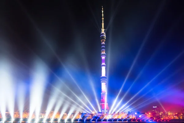 Televizní věž Ostankino. Zahájení mezinárodního festivalu kruh světla — Stock fotografie