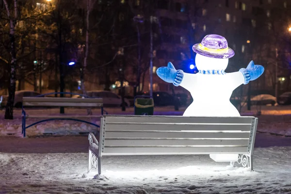 Bonhomme de neige sur le banc . — Photo