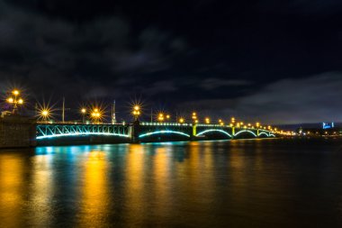 Saint-Petersburg. Neva Nehri üzerinde köprü.