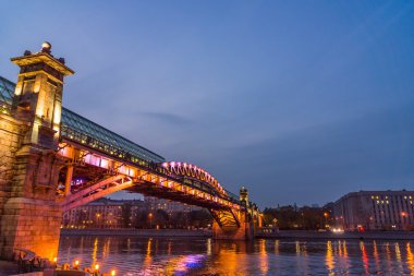 Moskova Nehri çıkabilir. Akşam Andreevsky Köprüsü