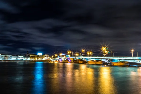 Saint-Petersburg. Neva Nehri üzerinde köprü.