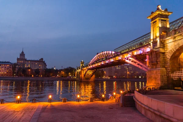 Embankment of the Moscow river. Andreevsky Bridge in the evening — Stock Photo, Image