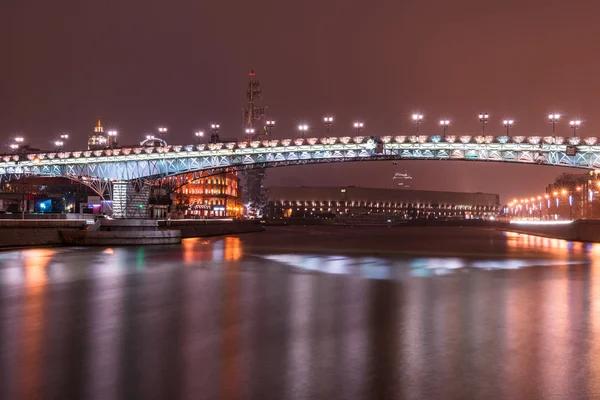 В Москве. Патриарший мост (Патриарший мост) ). — стоковое фото