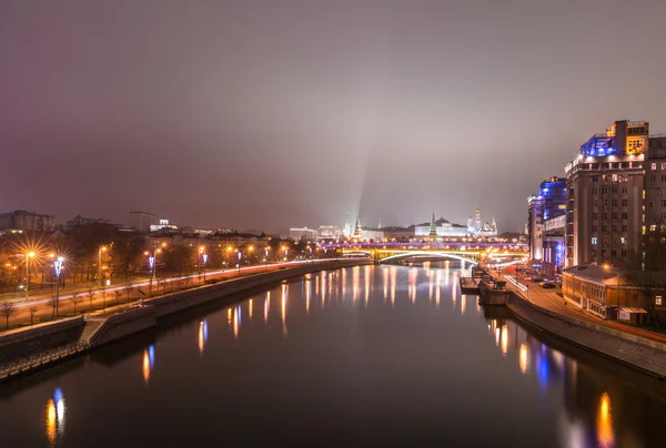 Moskauer Fluss bei Nacht. — Stockfoto