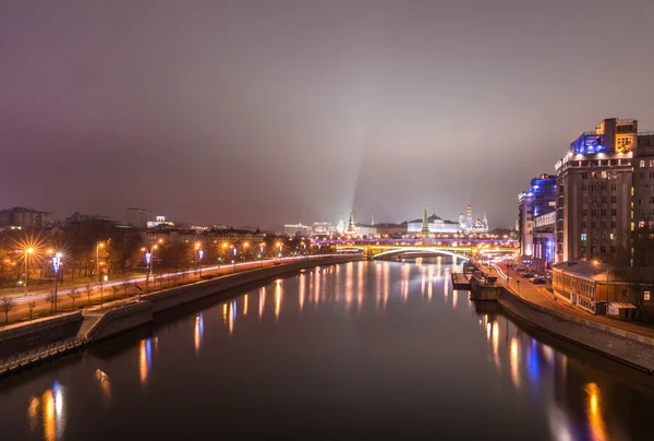 Moskauer Fluss bei Nacht. — Stockfoto