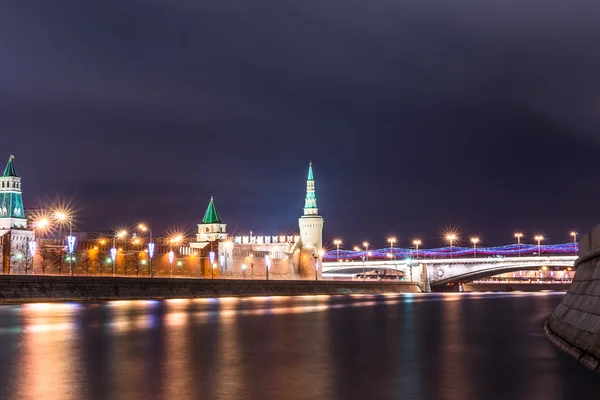 The Moscow Kremlin. Embankment of the Moscow river. — Stock Photo, Image
