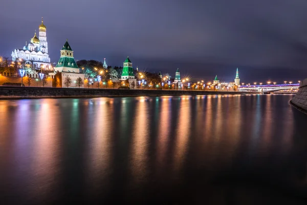 モスクワのクレムリン。モスクワ川の堤防. — ストック写真